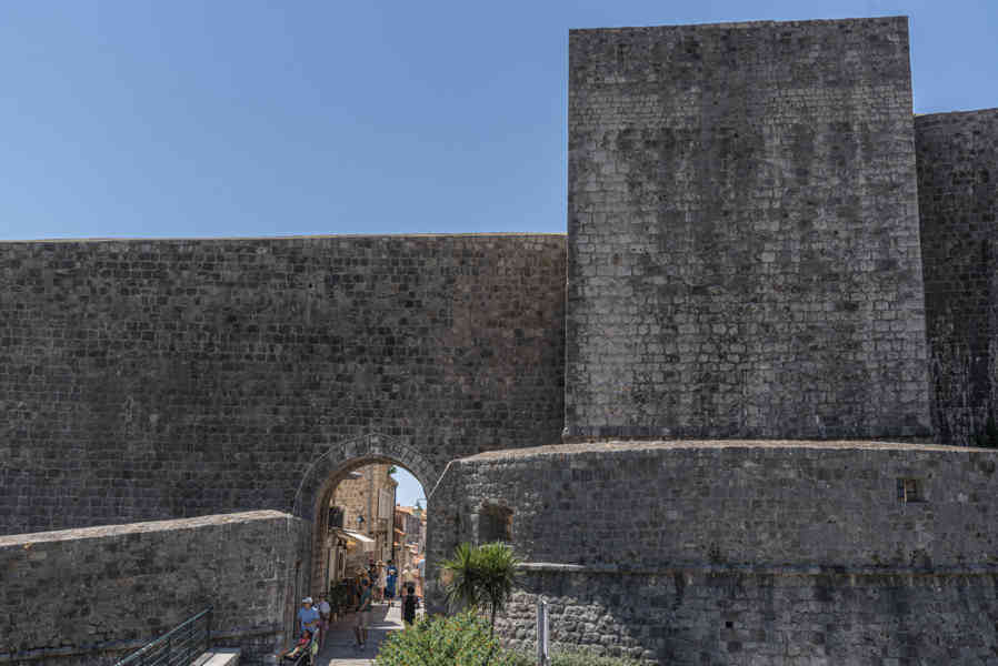 Croacia - Dubrovnik 080 - murallas de Dubrovnik - Puerta de Buza.jpg